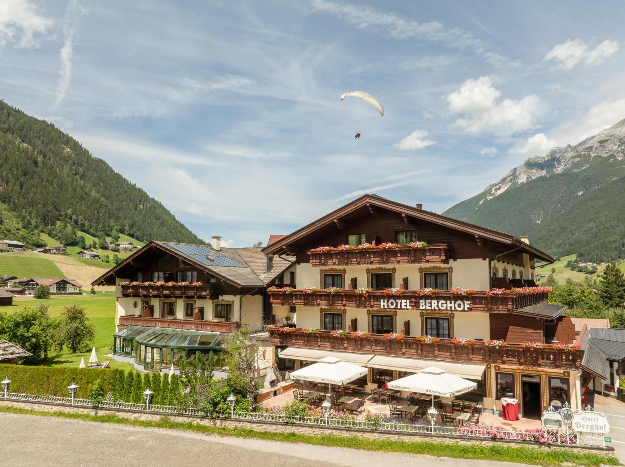 Hotel Berghof Neustift im Stubaital Bagian luar foto