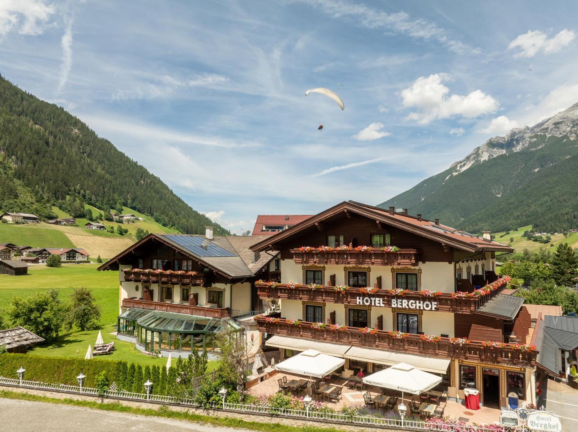 Hotel Berghof Neustift im Stubaital Bagian luar foto